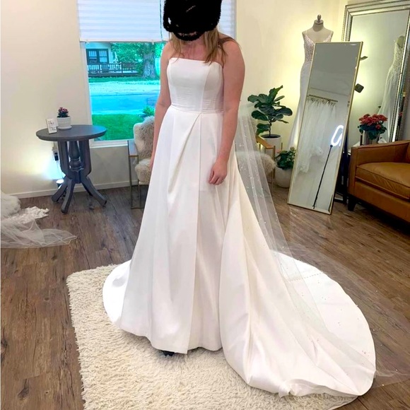 BRAND NEW - NEVER WORN. Satin strapless wedding dress with pockets. - Picture 3 of 3